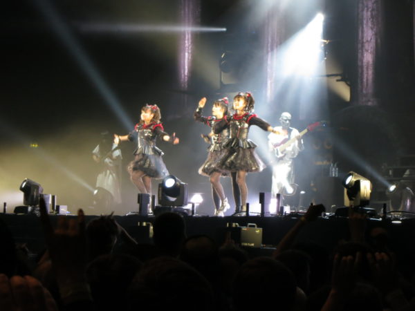 Babymetal_performing_at_Wembley_Arena,_London_(26175475052)